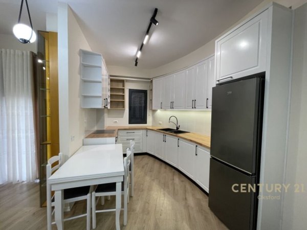 TEK ASTIRI, APARTAMENT 2+1+P.PARKIMI PER QIRA!