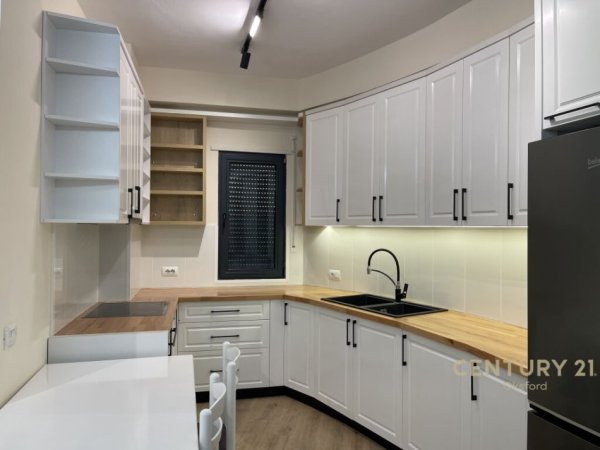 TEK ASTIRI, APARTAMENT 2+1+P.PARKIMI PER QIRA!