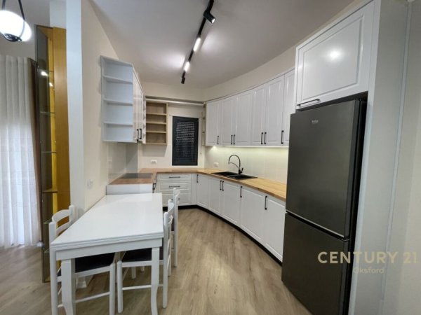 TEK ASTIRI, APARTAMENT 2+1+P.PARKIMI PER QIRA!