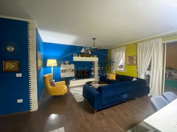 Shitet, Apartament 2+1+2, Te Rruga E Portit, Durrës