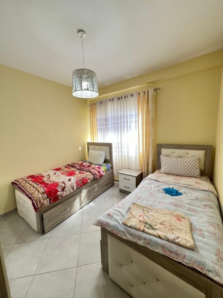 Jepet me qera Apartamenti 2+1 - Astir pranë Vilës L