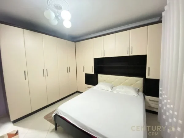 JAPIM ME QERA APARTAMENT 2+1 PRANE RRUGES KOSOVAREVE!!!