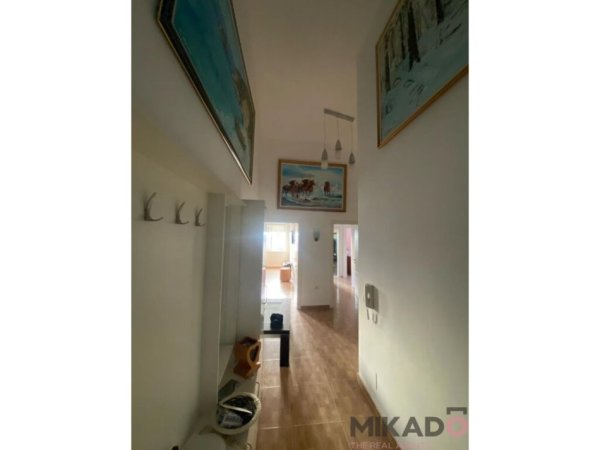 Shitet Apartament 2+1+2 me 1 Post Parkimi ne Fresk!