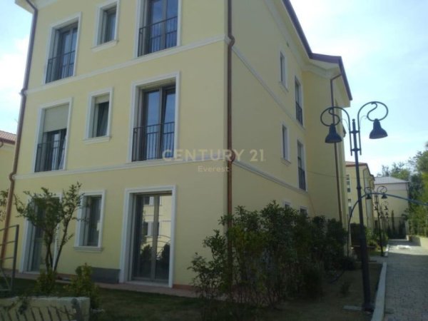 PORTA E GJELBERT, APARTAMENT ME QIRA 3+1+2+ 2 POSTE PARKIMI!