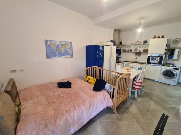 Shitet, Apartament 1+1 me Verande dhe oborr, Qerret, Durres!