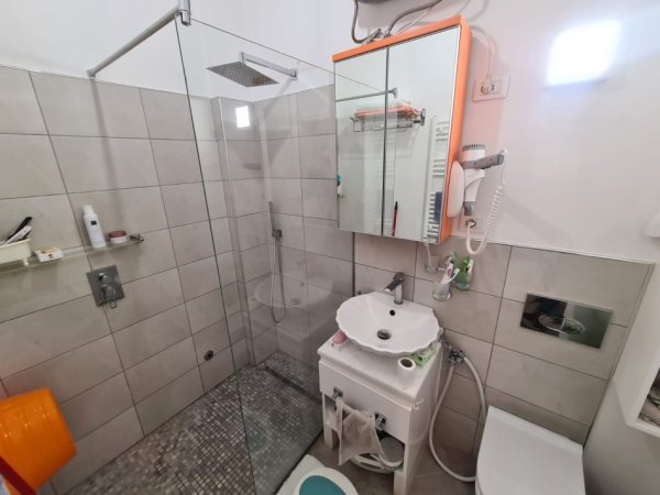 Shitet, Apartament 1+1 me Verande dhe oborr, Qerret, Durres!