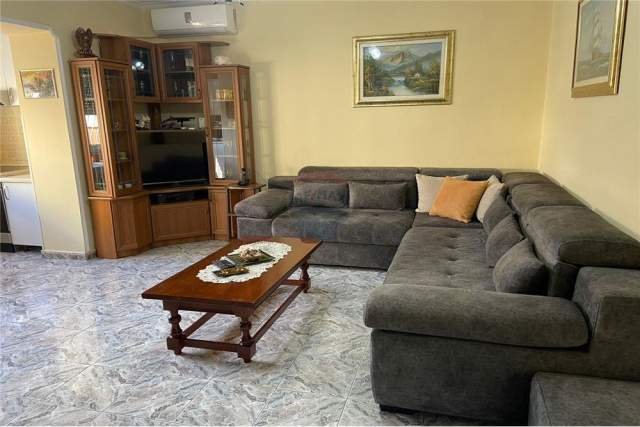 Tirane, jepet me qera apartament 1+1 Kati 2, 57 m² 350 Euro (Rruga Fortuzi)