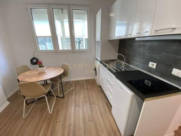 Tirane, jepet me qera apartament 1+1 Kati 3, 40 m² 495 Euro (Sheshi Wilson)