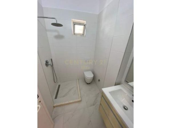 Tirane, jepet me qera apartament 1+1 Kati 3, 40 m² 495 Euro (Sheshi Wilson)