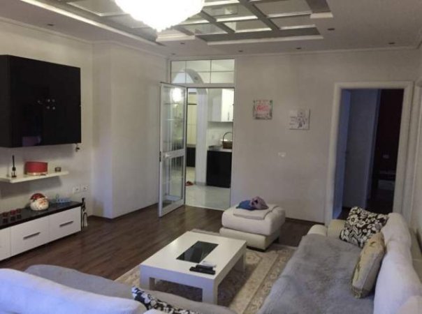 Tirane, jepet me qera apartament 3+1+BLK Kati 2, 115 m² 320 Euro (Rruga per tek teleferiku)