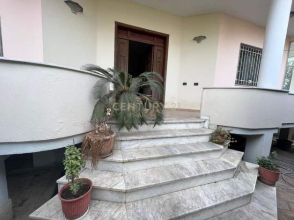 Tirane, jepet me qera Vile 2 Katshe Kati 2, 317 m² 1.100 Euro (Fuat Toptani)