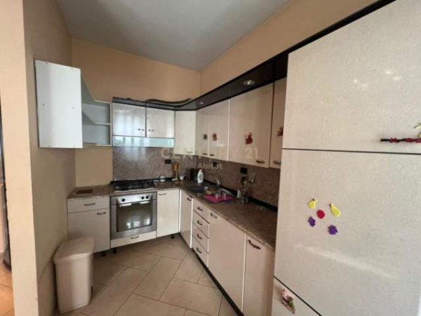 Tirane, jepet me qera Vile 2 Katshe Kati 2, 317 m² 1.100 Euro (Fuat Toptani)
