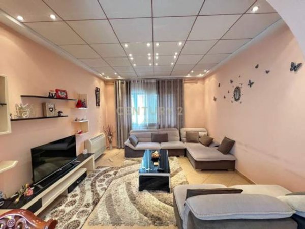 Tirane, jepet me qera Vile 2 Katshe Kati 2, 317 m² 1.100 Euro (Fuat Toptani)