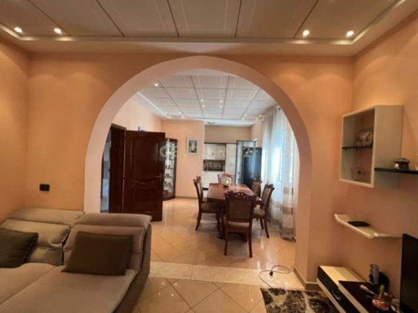 Tirane, jepet me qera Vile 2 Katshe Kati 2, 317 m² 1.100 Euro (Fuat Toptani)