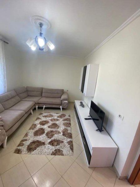Tirane, jepet me qera apartament 1+1 Kati 1, 60 m² 250 Euro (SHKOLLA BASHKUAR)