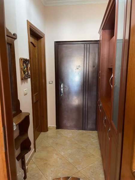 Tirane, jepet me qera apartament 2+1
