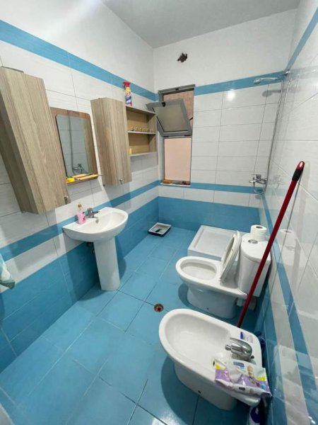 Tirane, jepet me qera apartament 1+1+BLK Kati 6, 65 m² 300 Euro (Unaza e re)