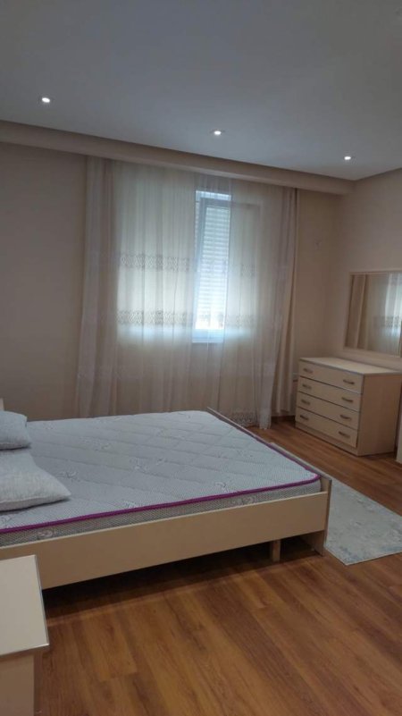 Tirane, jepet me qera apartament 1+1+BLK Kati 3, 75 m² 350 Euro (shote galica)