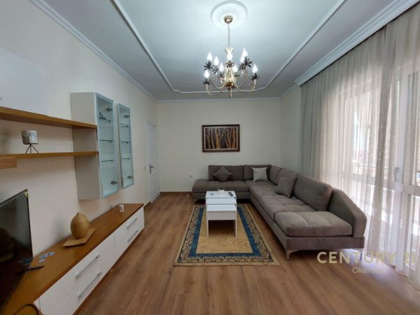 JAPIM ME QIRA APARTAMENT 2+1 TE PAZARI I RI, 650euro