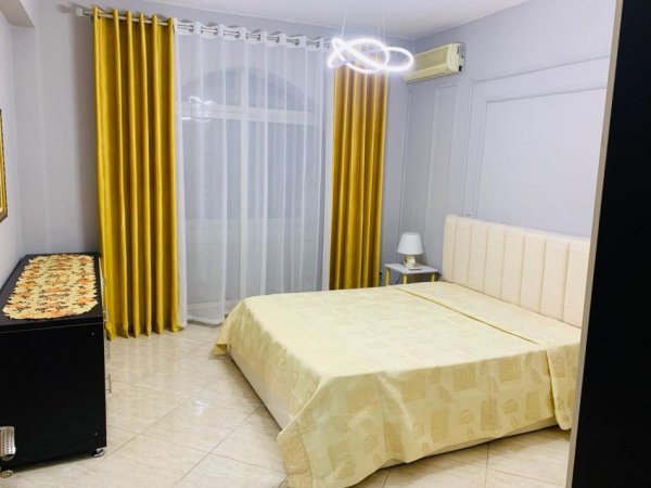 Jepet me qera apartamenti 1+1 550€ , rruga e Kavajes prane Bllokut te Ambasadave.