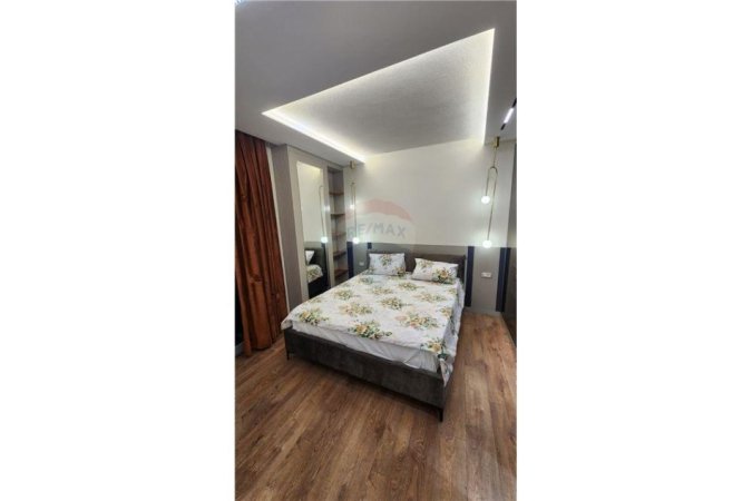 Shitet Apartament 2+1+2 te Pallati me Shigjeta, prane Karburant Kastratit