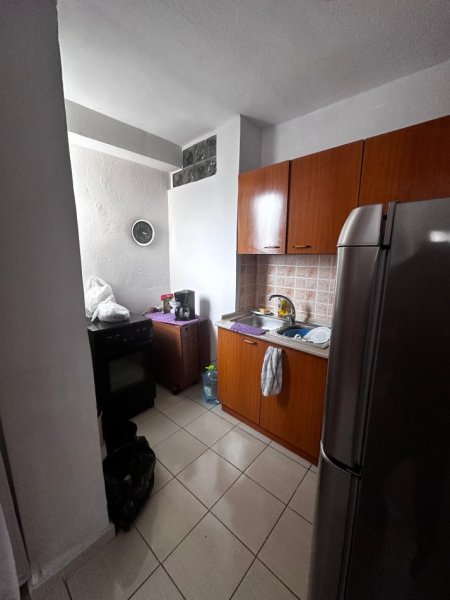 Shitet apartament 2+1 te Ali Demi