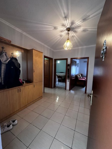 Shitet apartament 2+1 te Ali Demi