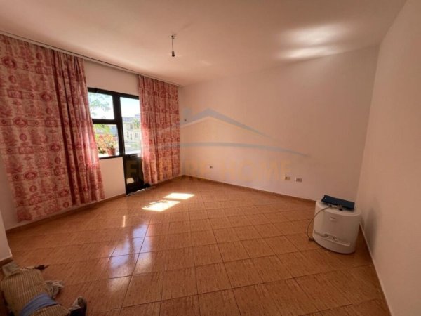 Shitet, Apartament 2+1, Rruga Riza Cerova
158,000 €