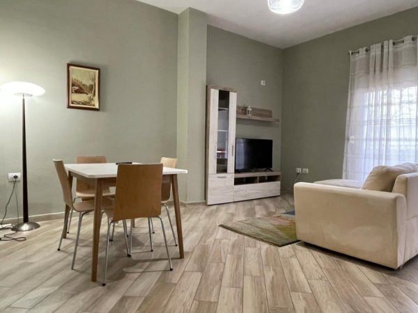 Jepet me qera apartament 1+1 mobiluar