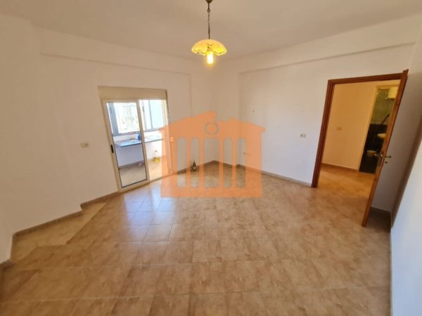 APARTAMENT 1+1 NE QENDER , DURRES PER SHITJE !
