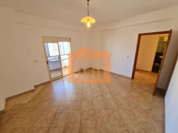 APARTAMENT 1+1 NE QENDER , DURRES PER SHITJE !