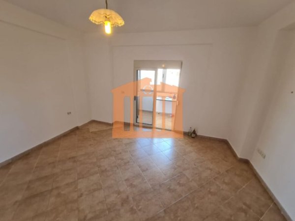 APARTAMENT 1+1 NE QENDER , DURRES PER SHITJE !