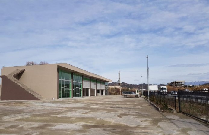 🏢 Shitet Godinë për Biznes në Autostrad sa kalon Vorën