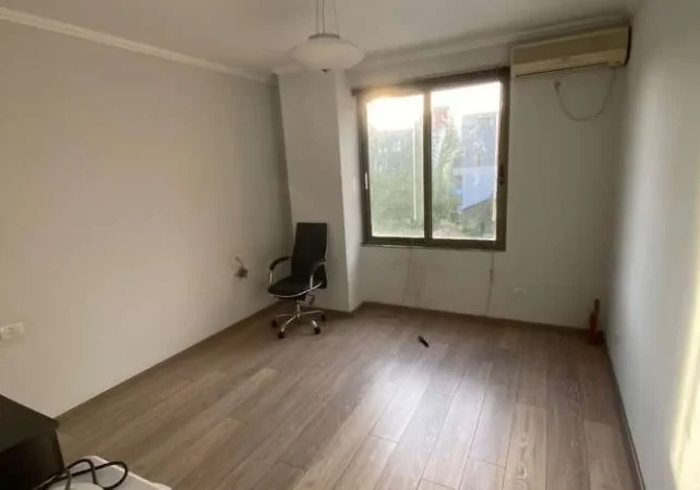 JEPET ZYRE ME QERA 20M2 30000 LEKE PETRO NINI BLLOK