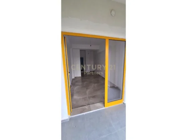 JAPIM ME QIRA AMBIENT KOMERCIAL TEK KOMPLEKSI MANGALEM