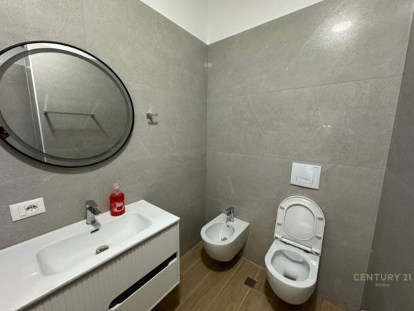 Apartament 2+1+Post Parkimi per qira tek Pazari i Ri !