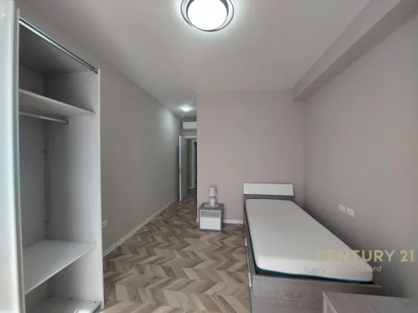 JAPIM ME QIRA APARTAMENT 3+1+POST PARKIMI NE QENDER