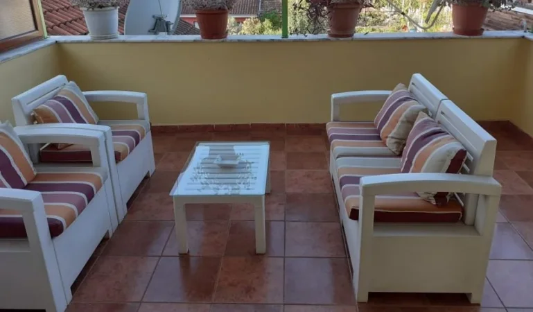 Vile Me Qera, 21 Dhjetori, Prane Hotel Mondial, Tirane.