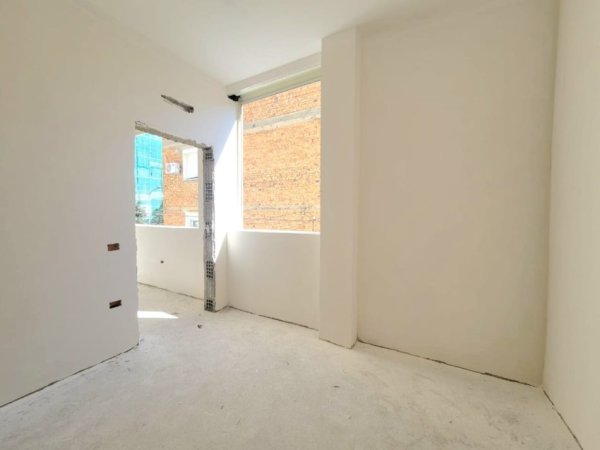 Tirane, shes apartament 1+1+BLK Kati 3, 58 m² 100.000 Euro (Rr. Dervish Hekali (Shkolla e Kuqe))