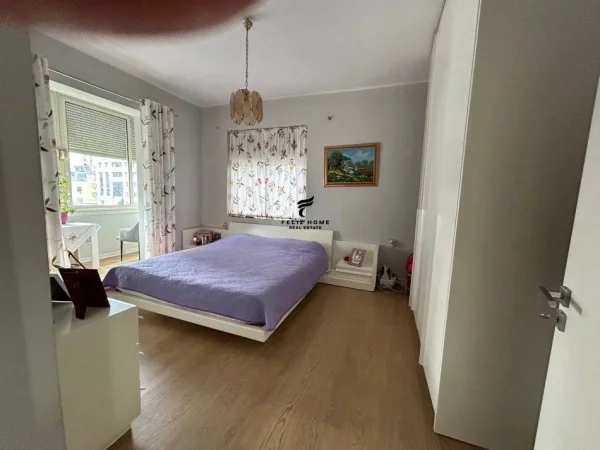 SHITET APARTAMENT,BULEVARDI I RI,205.000 EURO.