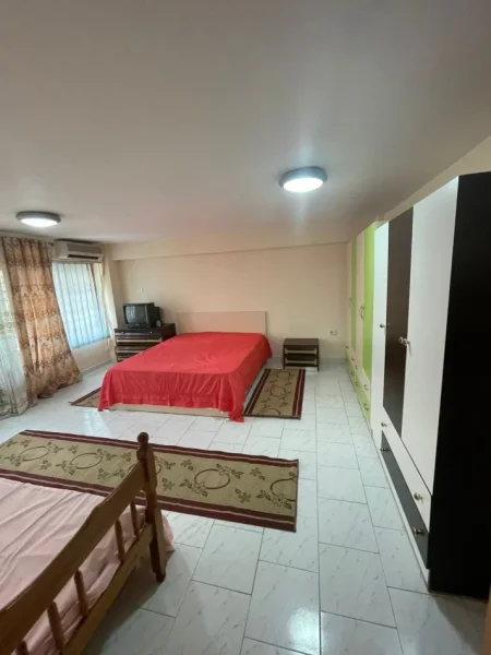 Jepet me qera Apartament 2+1 380 mije leke, rruga Hoxha Tahsim prane Bar Oslo.