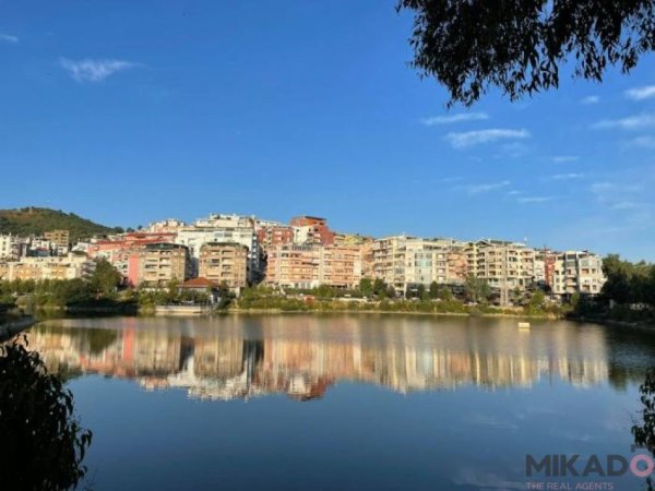 Shitet Apartament 2+1 me 1 Post Parkimi tek Liqeni i Thate!