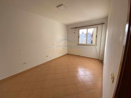 Shitet, Apartament 2+1, Komuna e Parisit, Tiranë. AREA39763