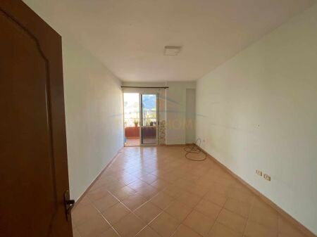 Shitet, Apartament 2+1, Komuna e Parisit, Tiranë. AREA39763