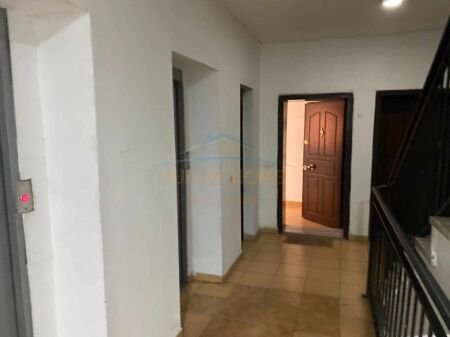 Shitet, Apartament 2+1, Komuna e Parisit, Tiranë. AREA39763