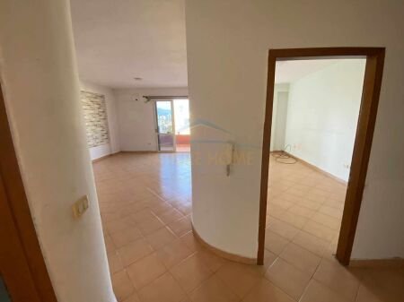 Shitet, Apartament 2+1, Komuna e Parisit, Tiranë. AREA39763