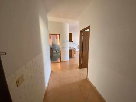 Shitet, Apartament 2+1, Komuna e Parisit, Tiranë. AREA39763