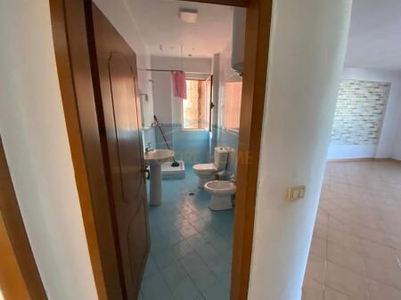 Shitet, Apartament 2+1, Komuna e Parisit, Tiranë. AREA39763