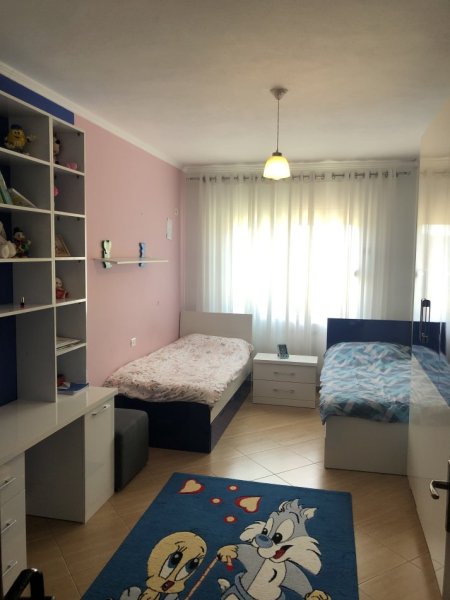 Shitet Apartament 2+1+2