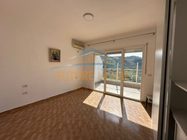 Shitet, Penthouse 4+1+2+Post Parkimi, Liqeni Thatë, Tiranë.